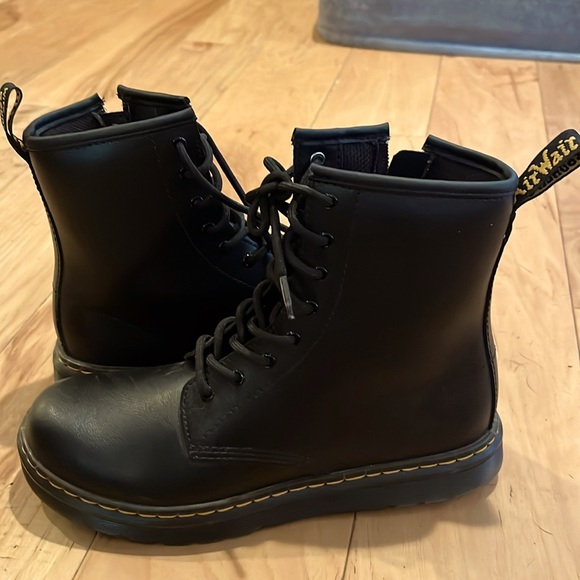 Black Doc Martens Size 7 - barely worn! - Picture 1 of 1